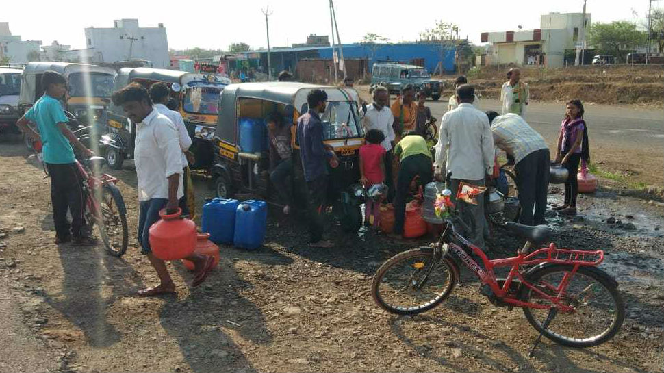 लातूर: गांवों में हो रही लोगों को समस्या, शहर जाने की पाइप से पानी करते हैं जमा Villagers near from latur are facing water crisis