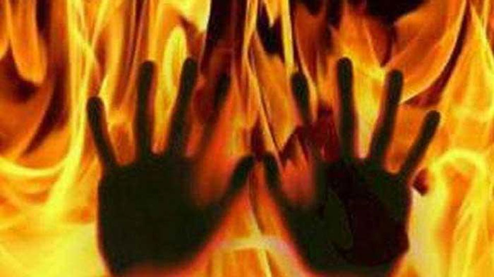 मुंगेरः महिला ने खुदकुशी के लिए दो बच्चों के साथ घर में लगाई आग, सभी हुए जल कर खाक मुंगेरः महिला ने खुदकुशी के लिए दो बच्चों के साथ घर में लगाई आग, सभी हुए जल कर खाक