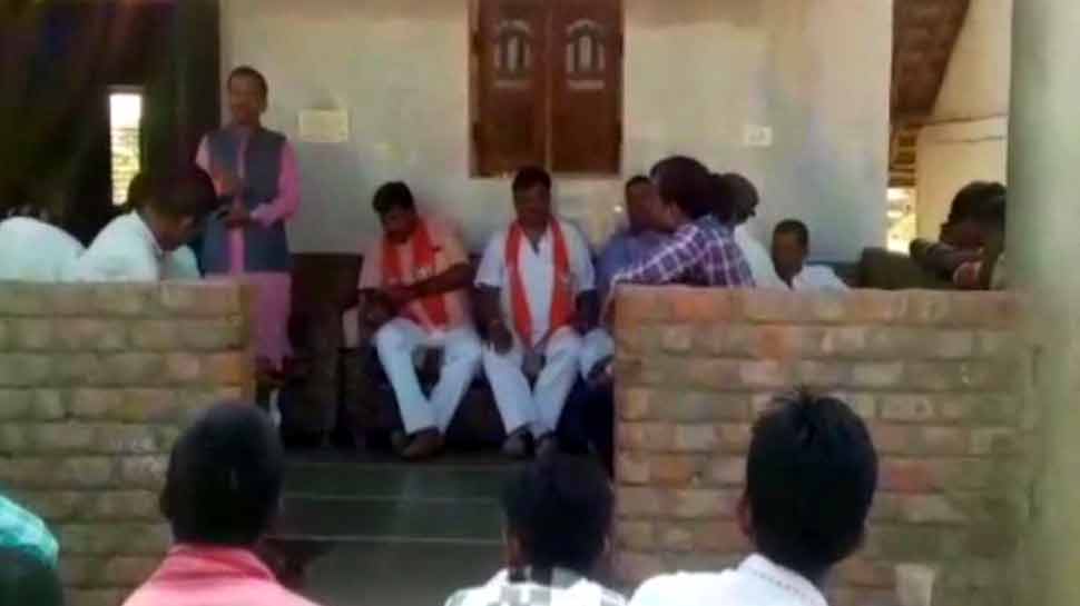 VIDEO: BJP विधायक के बिगड़े बोल, 'CCTV लगे हैं, कांग्रेस को वोट दिया तो पकड़े जाओगे'