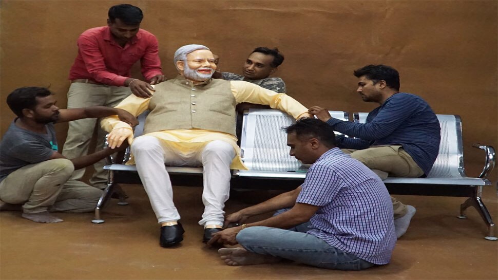 भाजपा के युवा मोर्चा सम्मेलन में पीएम मोदी का स्टैच्यू रखा गया. Taarak Mehta Ka Ooltah Chashmah