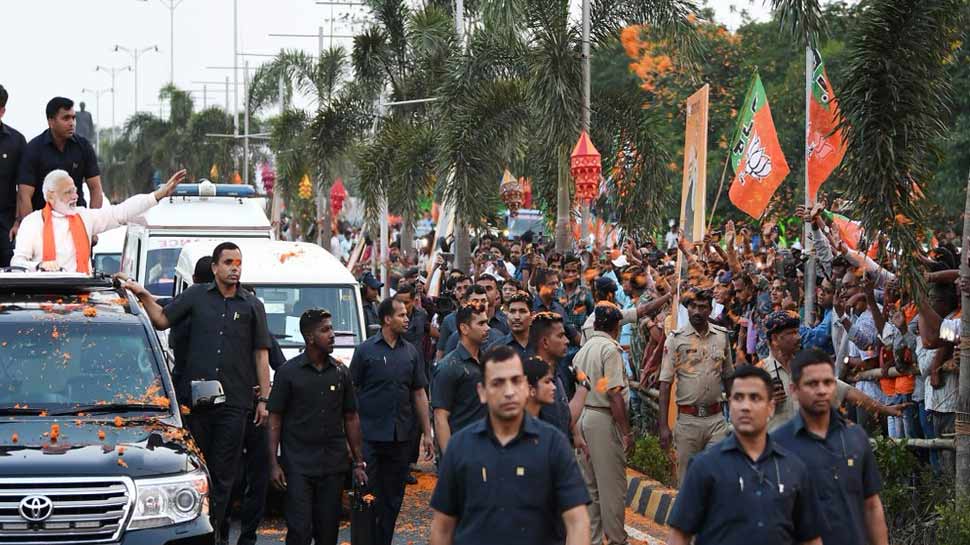 चुनाव 2019: भुवनेश्वर में पीएम मोदी ने किया रोड शो, उमड़ी लोगों की भारी भीड़
