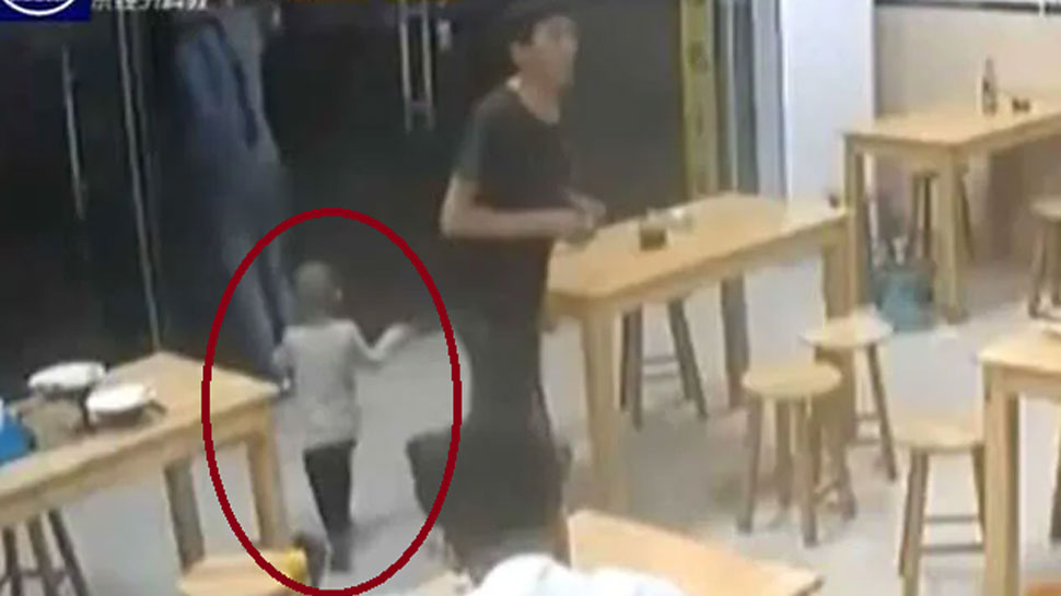 VIDEO: 62 रुपये के लिए बेटी को रेस्त्रा में छोड़कर चला गया पिता, कहा- 'पैसे होंगे तो ले जाऊंगा'