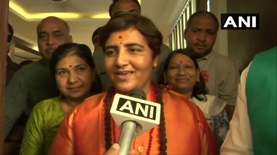 भोपाल: BJP में शामिल हुईं प्रज्ञा ठाकुर, दिग्विजय सिंह के खिलाफ लड़ सकती हैं चुनाव
