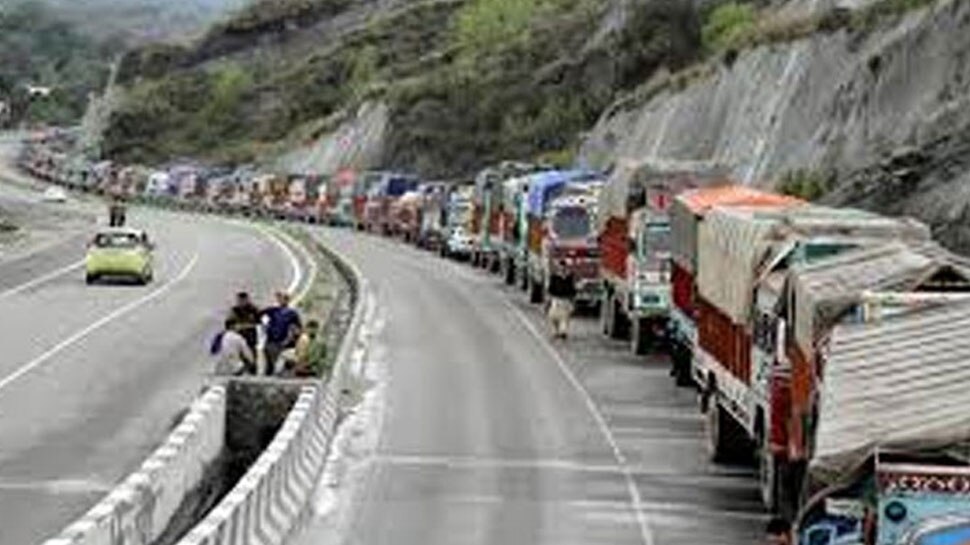 पुलवामा आतंकी हमले के बाद जम्मू-कश्मीर राजमार्ग पर नागरिक यातायात को मिली मंजूरी 