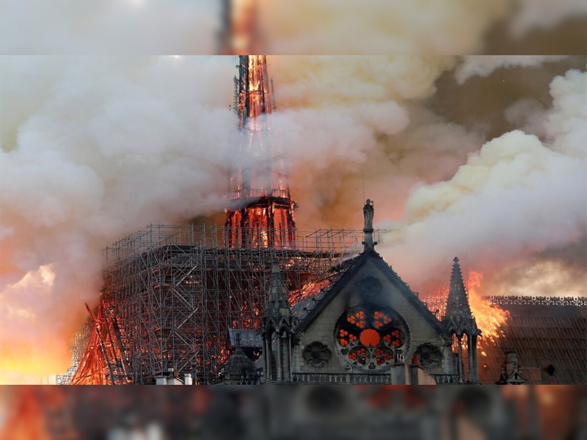 नोट्रे-डेम के मुख्य ढांचे को बचा लिए जाने के बावजूद आग से ऐतिहासिक इमारत बुरी तरह क्षतिग्रस्त हो गई. .(फोटो- Reuters)