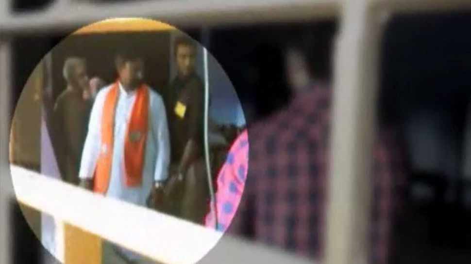 बुलंदशहर: भोला सिंह पर पोलिंग बूथ के अंदर चुनाव प्रचार का आरोप, DM ने किया नजरबंद