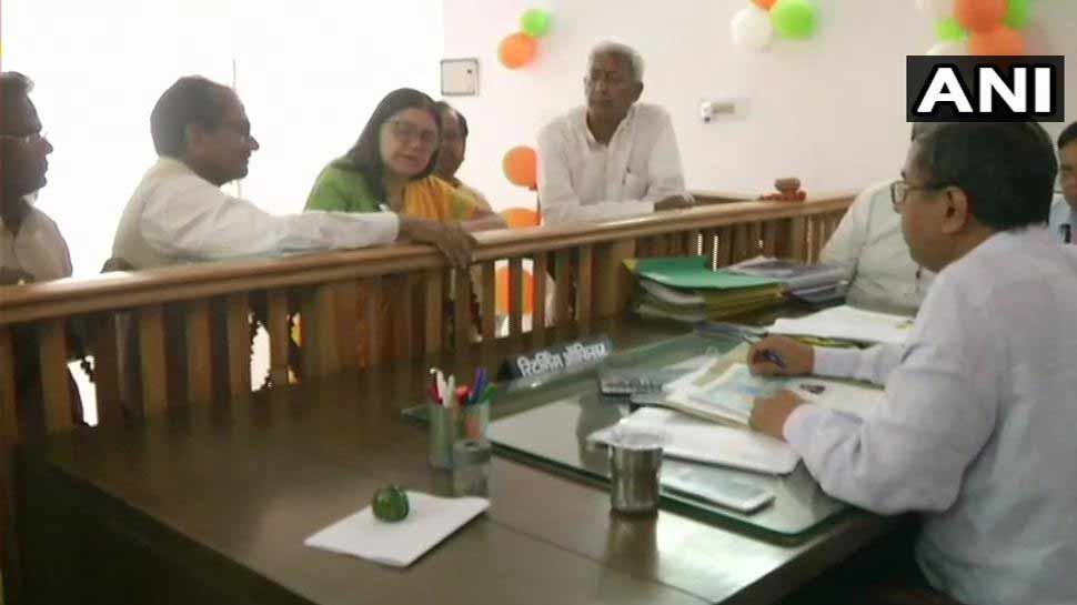 लोकसभा चुनाव 2019: रोड शो के बाद सुल्तानपुर से मेनका गांधी ने किया नामांकन
