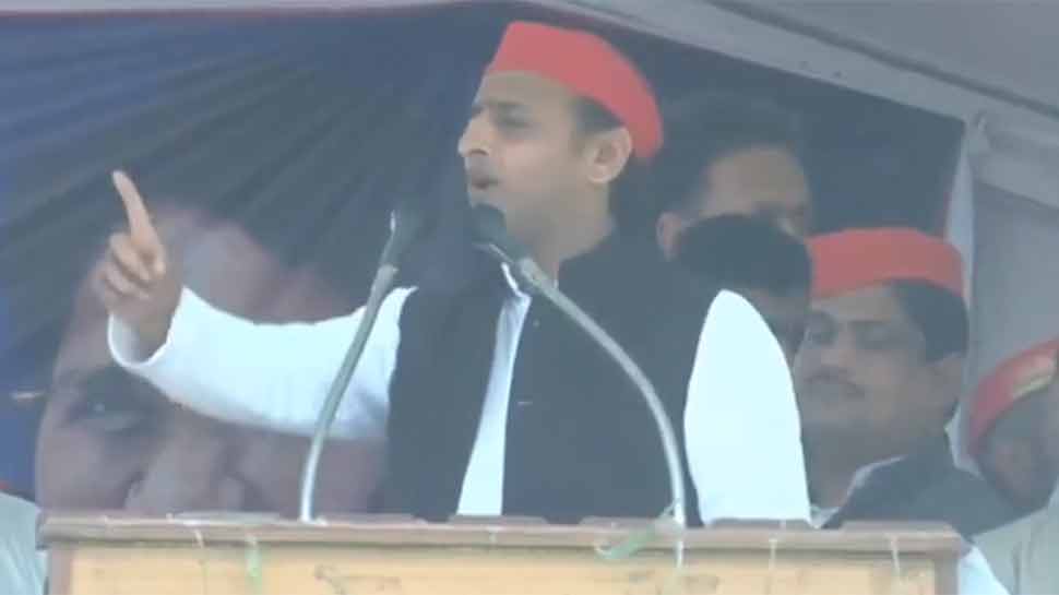 अखिलेश यादव ने आजमगढ़ से किया नामांकन, रैली में बोले- 'वो चायवाले हैं तो हम भी दूधवाले हैं'