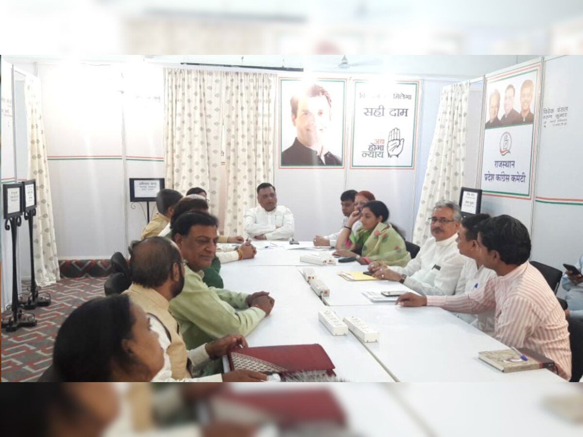 जयपुर स्थित वार रूम में बैठक करते कांग्रेस नेता. (फाइल फोटो)