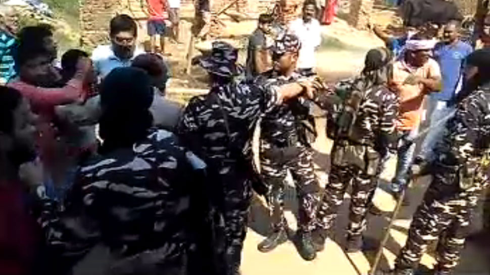 दूसरे चरण के मतदान में बांका के एक मतदान केंद्र फायरिंग, पुलिस व ग्रामीण में झड़प दूसरे चरण के मतदान में बांका के एक मतदान केंद्र फायरिंग, पुलिस व ग्रामीण में झड़प