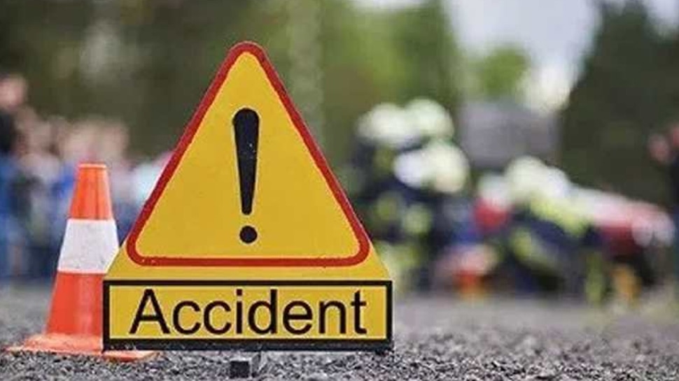 दर्दनाक हादसा: गड्ढे में जा गिरा तेज रफ्तार बाराती वाहन, छह लोगों की मौत, 15 घायल