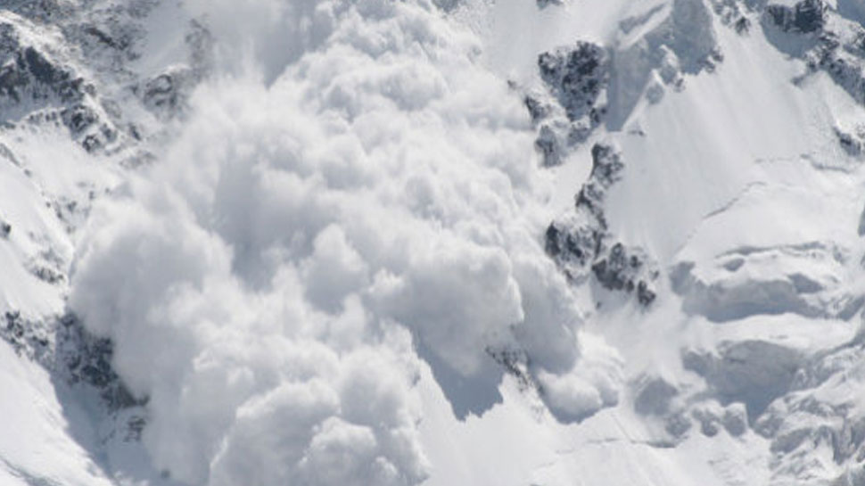 कनाडा में हिमस्खलन के बाद तीन विश्व विख्यात पेशेवर पर्वतारोही लापता