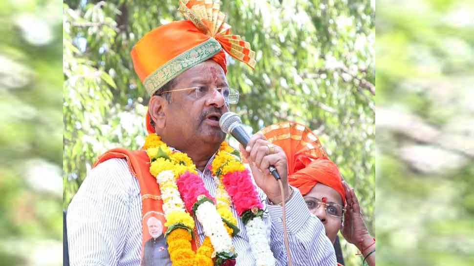 VIDEO: जब वोट के लिए गंदा पानी पी गए बीजेपी नेता, देखें फिर क्या हुआ