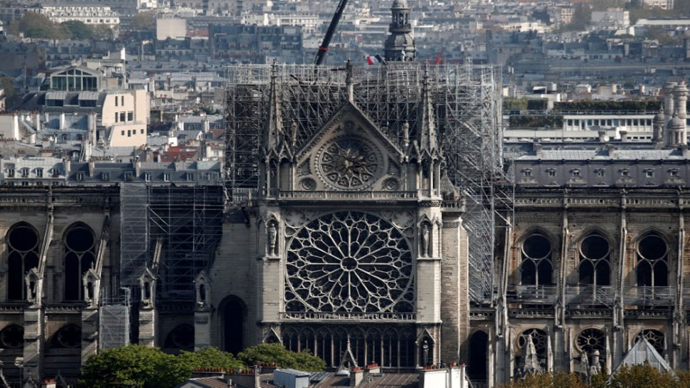 पेरिस: आग से तबाह हुए नोट्रे-डेम चर्च में सलामत बचे सभी चित्रों को हटाया जाएगा