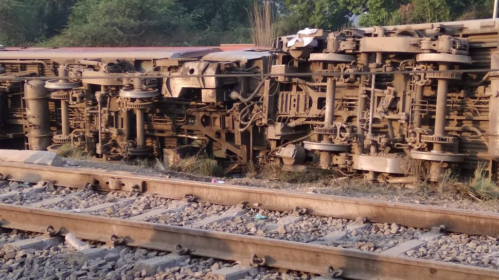 पूर्वा एक्सप्रेस हादसा: रेलवे ने जारी किए हेल्पलाइन नंबर, 13 ट्रेनों का रूट बदला