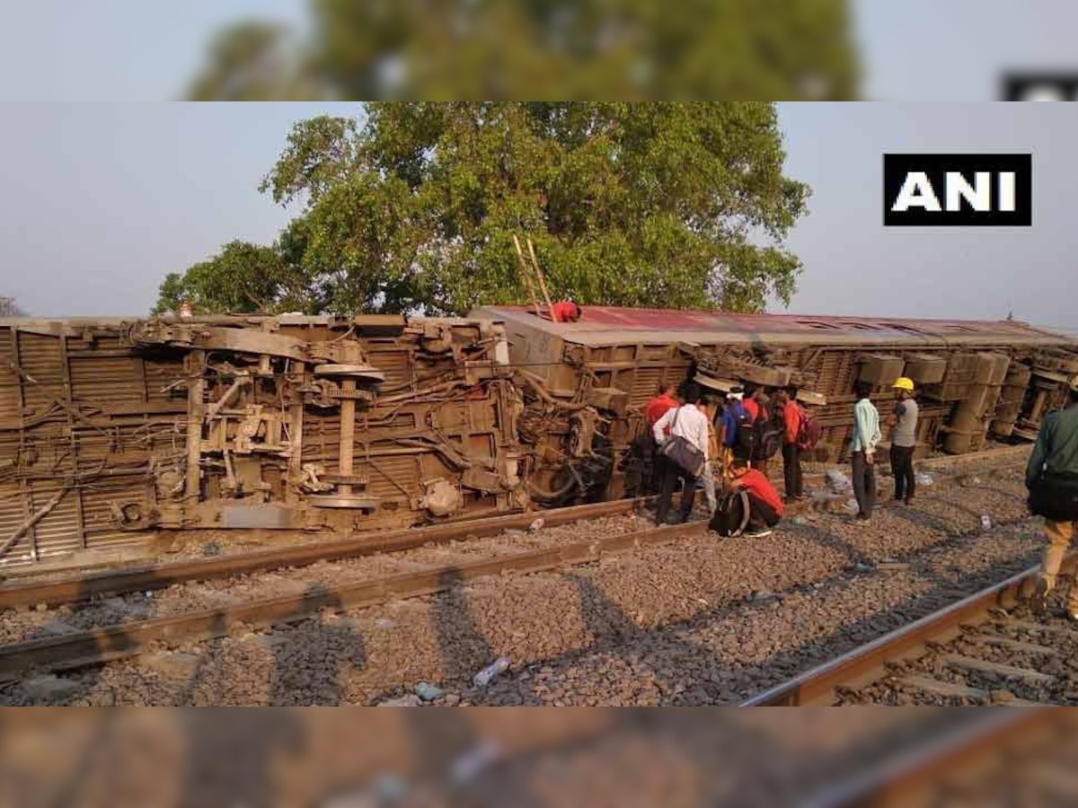 कानुपर में पूर्वा एक्सप्रेस डिरेल. तस्वीर साभार: ANI