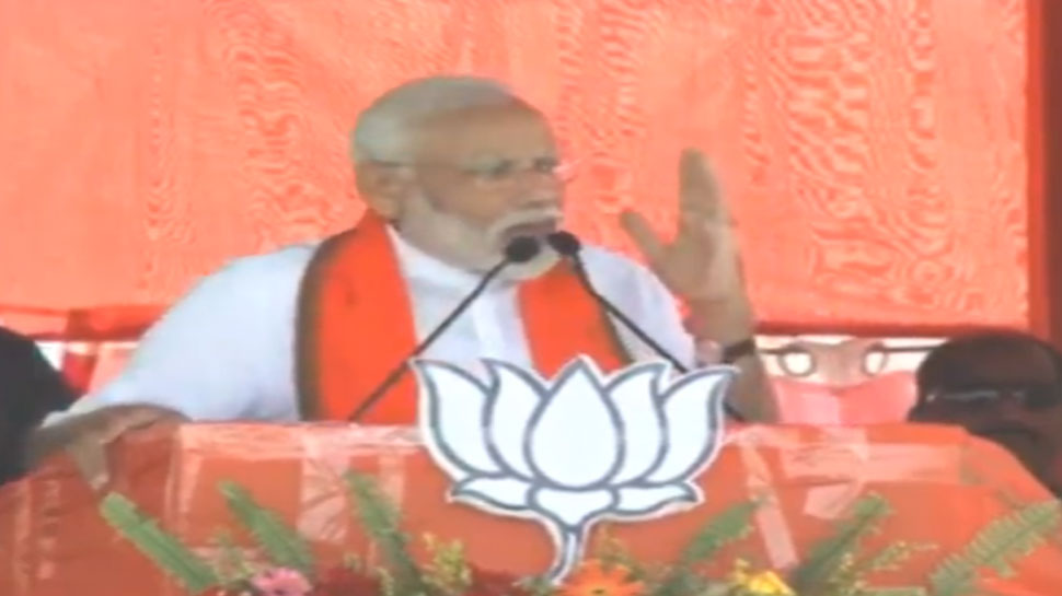 प.बंगाल में ममता बनर्जी पर बरसे PM मोदी, कहा- 'मतदान की रिपोर्ट ने उड़ाई दीदी की नींद' प.बंगाल में ममता बनर्जी पर बरसे PM मोदी, कहा- 'मतदान की रिपोर्ट ने उड़ाई दीदी की नींद'