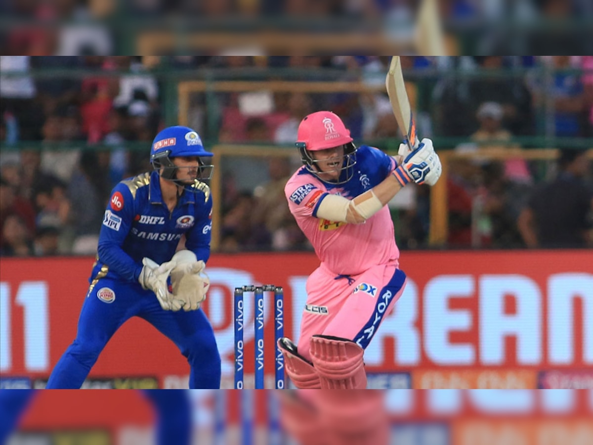 राजस्थान के बल्लेबाज स्मिथ शॉट खेलते हुए. (फोटो: IANS)