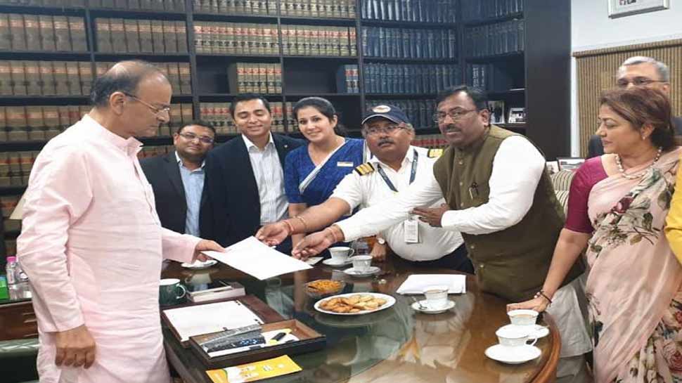 वित्त मंत्री अरुण जेटली से मिले जेट एयरवेज के अधिकारी, उठाई वेतन दिलाने की मांग