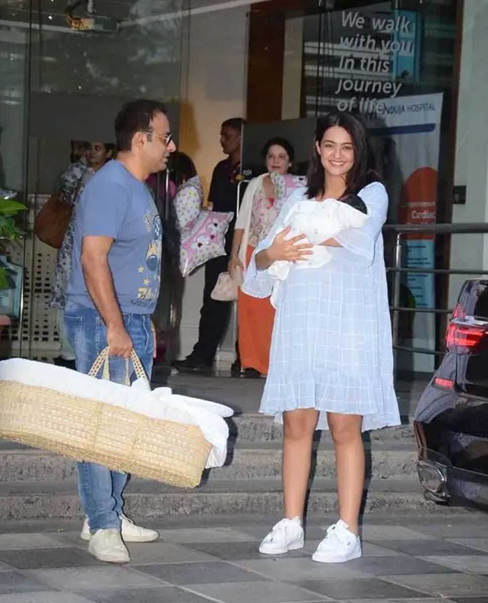 बेटी का नाम एवा है Surveen Chawla
