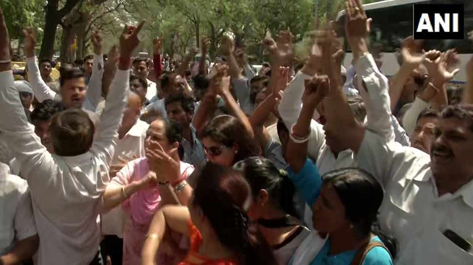 राहुल गांधी के घर के बाहर प्रदर्शन, दिल्ली के इन कांग्रेस नेताओं पर लटकी है तलवार