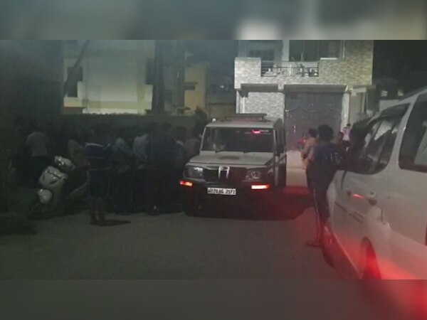 शुरुआती जांच में इस बात की जानकारी सामने आ रही है कि शख्स ने आर्थिक तंगी के कारण यह कदम उठाया होगा. 