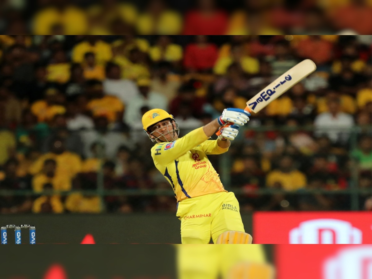 कैरेबियाई बल्लेबाज क्रिस गेल ने 30 मार्च को मुंबई के खिलाफ 101 मीटर का लंबा छक्का लगाया था. (फोटो साभारः ट्विटर)