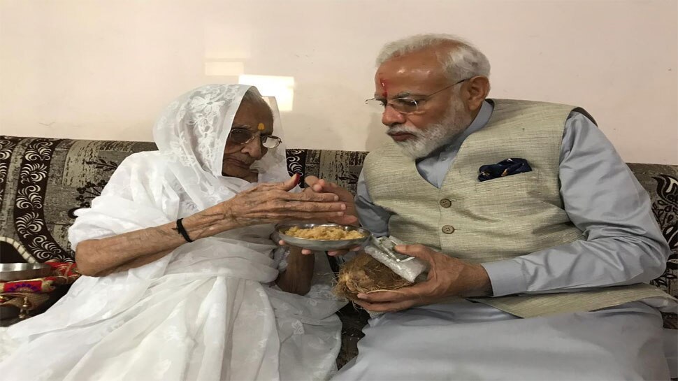 आशीर्वाद देकर किया विदा heera ben Blessed PM modi