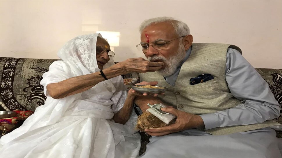 मां ने खिलाई पीएम मोदी को मिठाई Mother smirked PM Modi