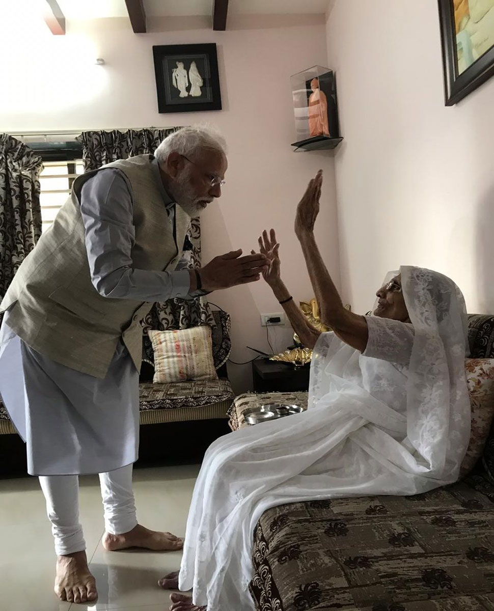 मां का आशीर्वाद लेने पहुंचे पीएम मोदी PM Modi arrived to seek Mother's blessings