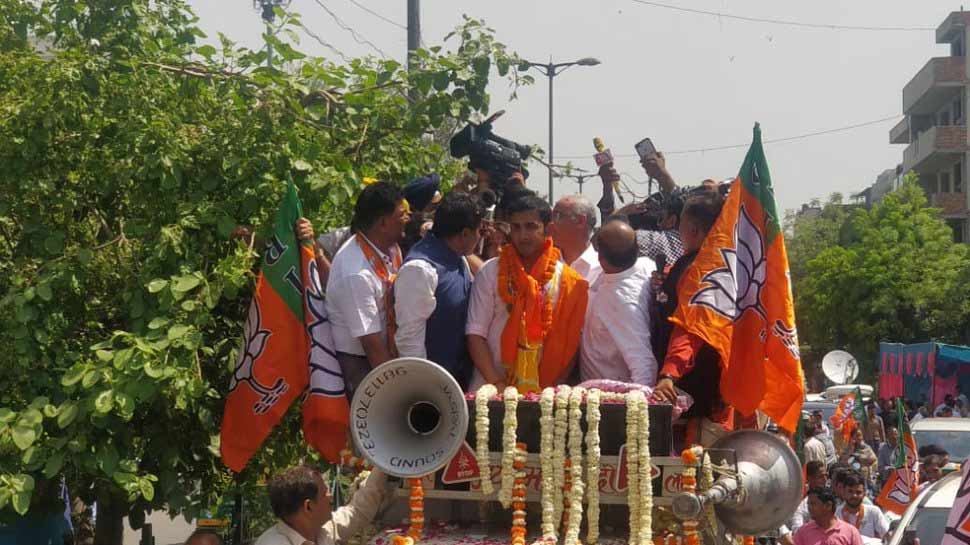 पूर्वी दिल्ली से BJP प्रत्याशी गौतम गंभीर का रोड शो, थोड़ी देर में दाखिल करेंगे नामांकन पूर्वी दिल्ली से BJP प्रत्याशी गौतम गंभीर का रोड शो, थोड़ी देर में दाखिल करेंगे नामांकन