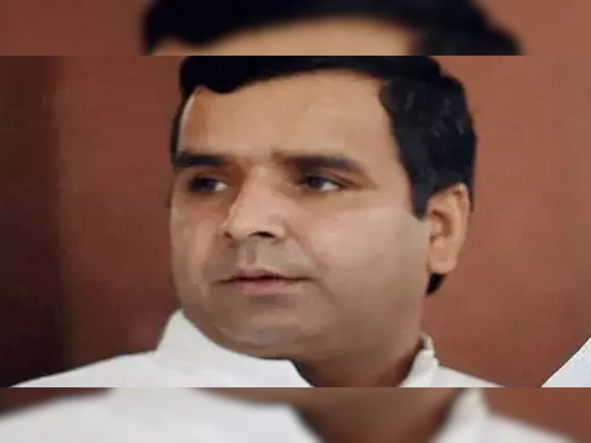 धर्मेंद्र यादव ने चुनाव आयोग से शिकायत की थी