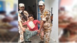 शारीरिक अक्षमता को दरकिनार कर मतदान करने पहुंचे मतदाताओं की ITBP के जवानों ने की मदद