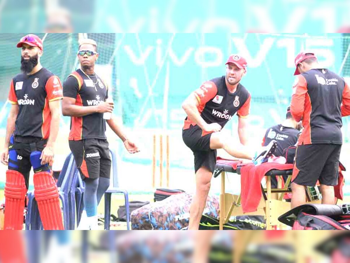 आईपीएल की टीम बेंगलुरू के खिलाड़ी नेट प्रैक्टिस से पहले तैयारी करते हुए. (फोटो: IANS)