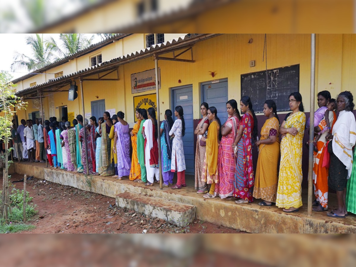 वायनाड में एक मतदान केंद्र के बाहर लगी महिला मतदाताओं की लंबी कतार (फोटो साभार - ANI)