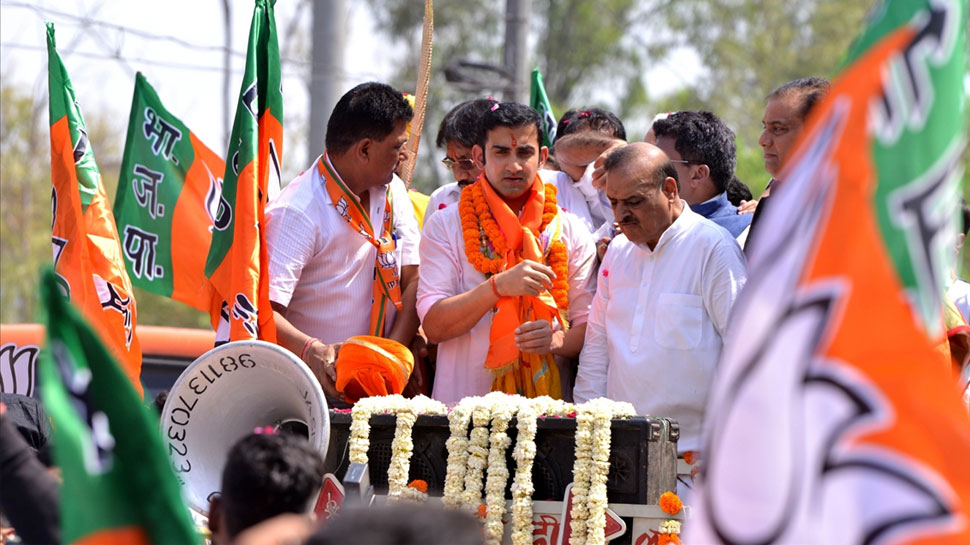रैली में लोगों का अभिभावदन करते गंभीर bjp candidate Gautam Gambhir