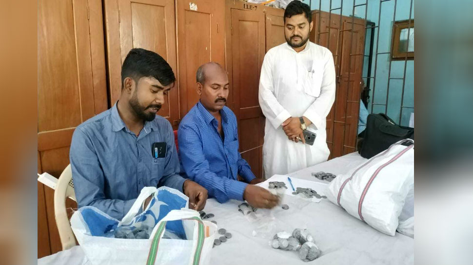 नालंदा: सिक्कों में 25 हजार लेकर नामांकन करने पहुंचा उम्मीदवार, गिनने में कर्मचारियों के छूटे पसीने