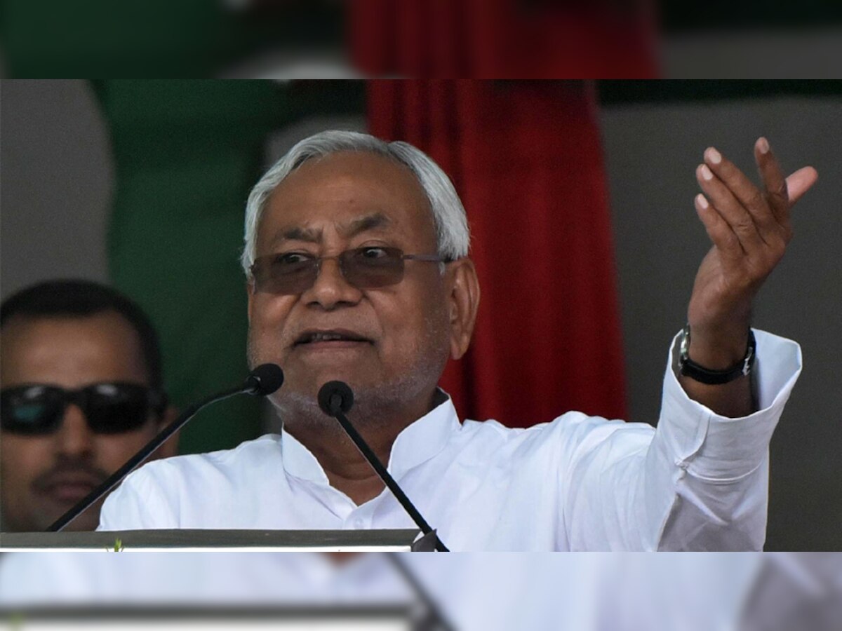 नीतीश कुमार ने महिलाओं से कहा, 'घर के मर्द आपके हिसाब से वोट देकर आए तभी खाना दें'