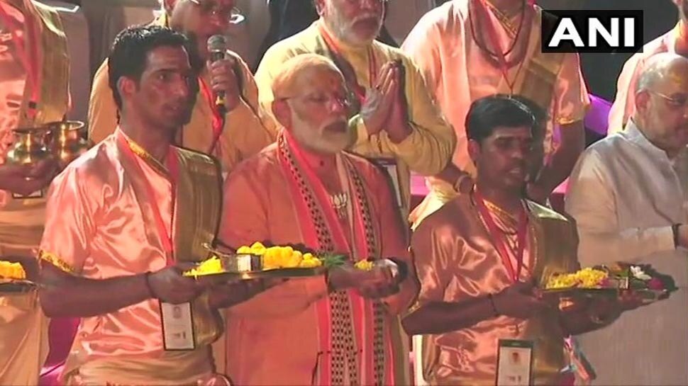वाराणसी : दशाश्वमेध घाट पर PM मोदी ने की गंगा पूजा, 2 घंटे 20 मिनट चला रोड शो