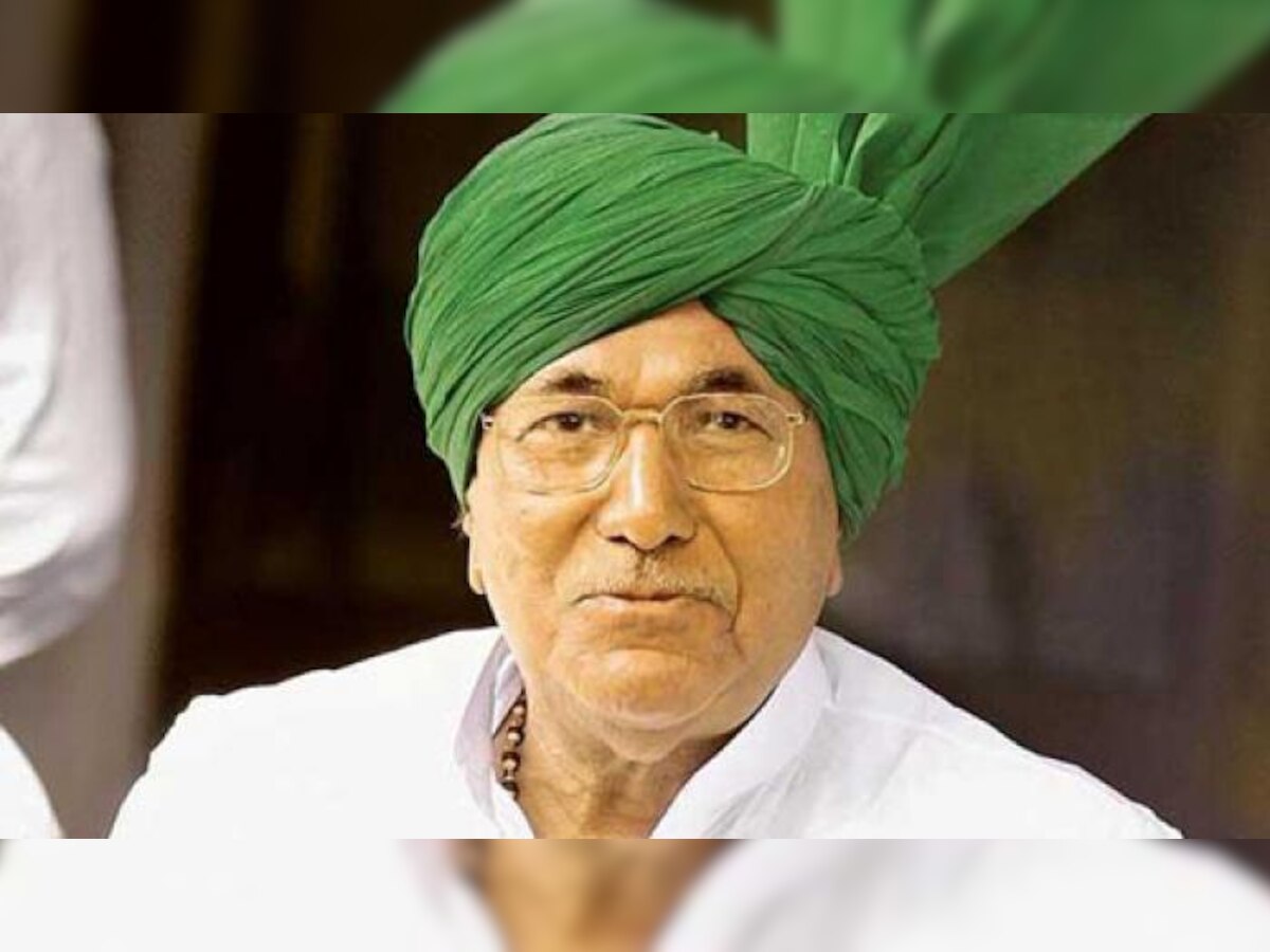 सीबीआई ने 26 मार्च, 2010 को एक आरोप पत्र में चौटाला का नाम लिया था जिसमें उन पर कथित तौर पर 6.09 करोड़ रुपये की संपत्ति रखने का आरोप लगाया गया था.