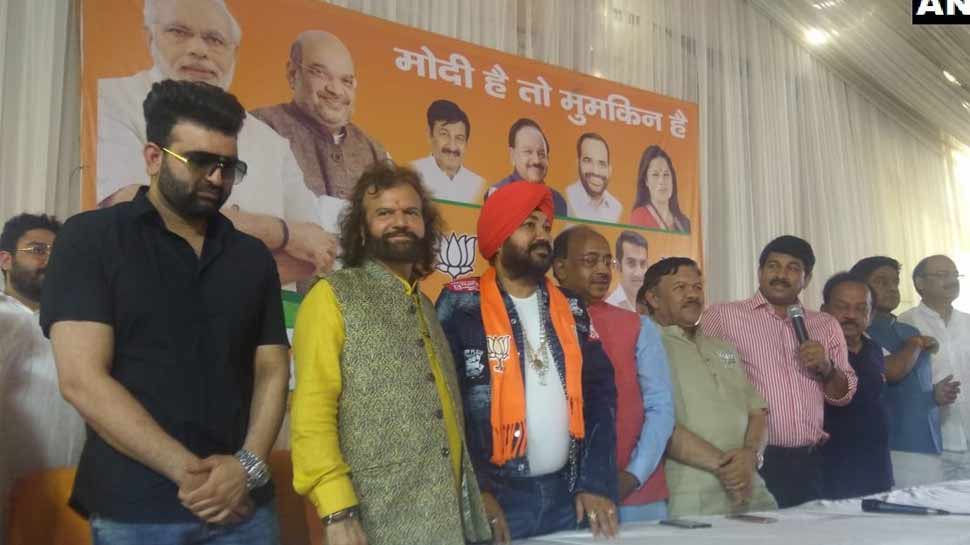 इस मौके पर बीजेपी के कई नेता मौजूद थे. (फोटो- एएनआई) इस मौके पर बीजेपी के कई नेता मौजूद थे. (फोटो- एएनआई)