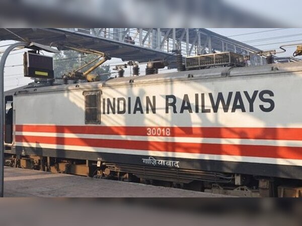रेल यात्री एप पर फिलहाल हिंदी में ही जानकारी मिलती है. (फाइल)
