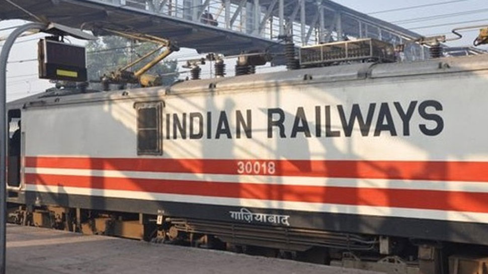 रेल यात्री एप पर फिलहाल हिंदी में ही जानकारी मिलती है. (फाइल) रेल यात्री एप पर फिलहाल हिंदी में ही जानकारी मिलती है. (फाइल)