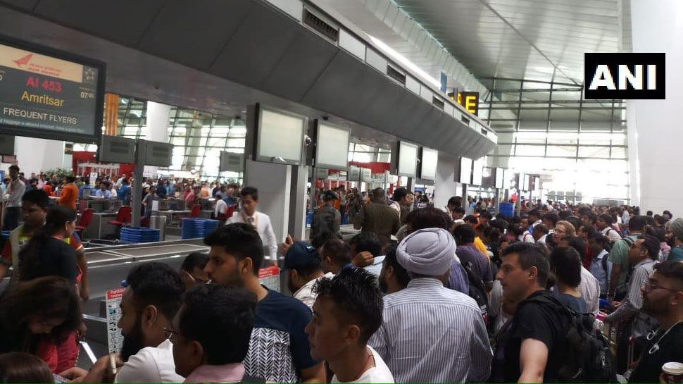 AIR INDIA ने किया सर्वर ठीक होने का दावा, 5 घंटे से पड़ा था ठप AIR INDIA ने किया सर्वर ठीक होने का दावा, 5 घंटे से पड़ा था ठप