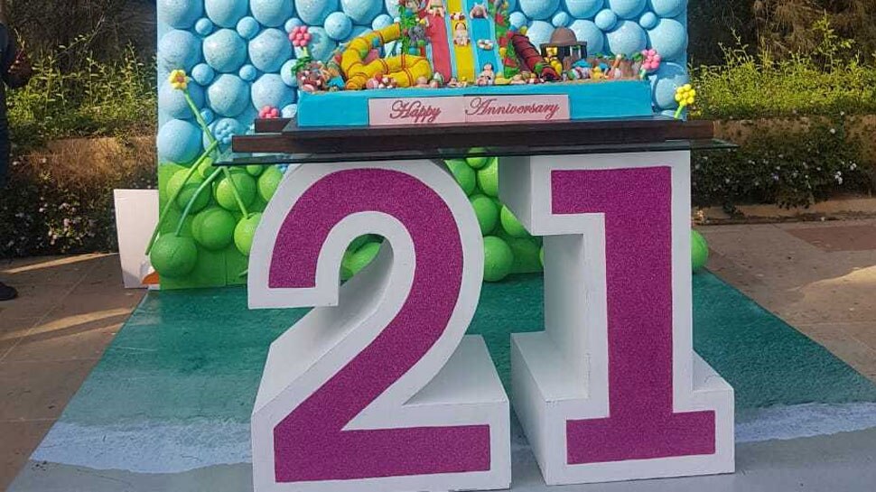 देश के पहले वाटर पार्क 'वाटर किंग्डम' ने मनाई 21वीं एनीवसर्री, काटा इतना बड़ा केक!