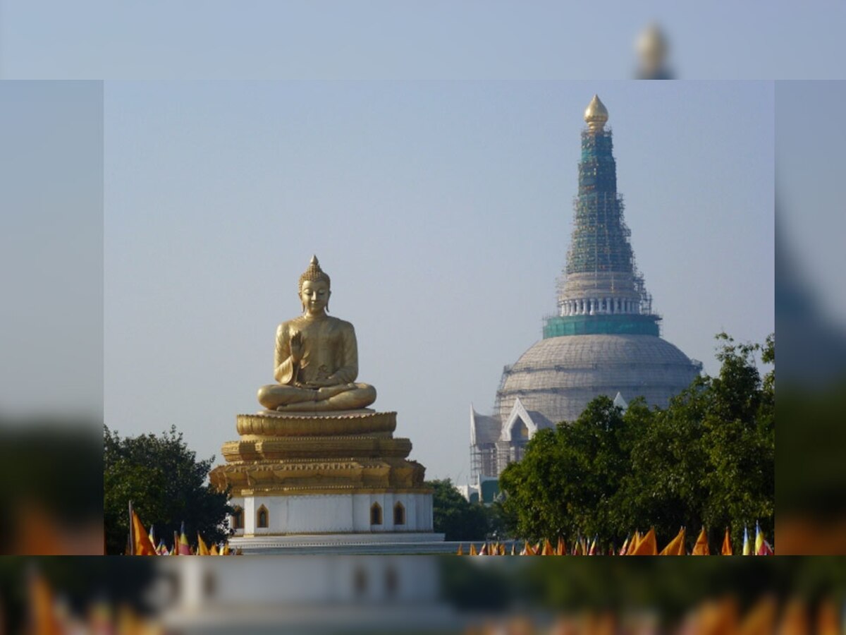 इस शहर की पहचान बौद्ध स्थल के रूप में है और यहां पर दुनियाभर के बौद्ध श्रद्धालु आते हैं.