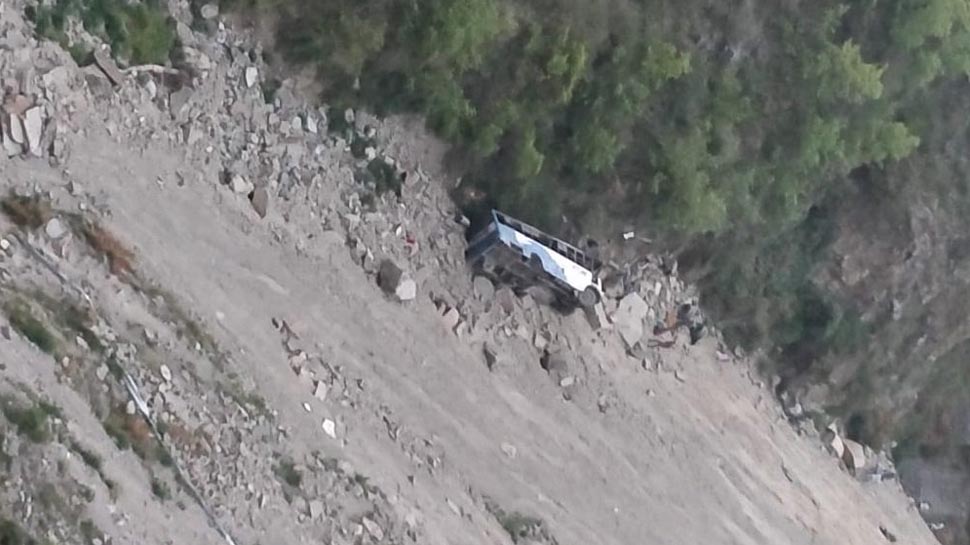 हिमाचल प्रदेश के चंबा में बस खाई में गिरी, 12 की मौत