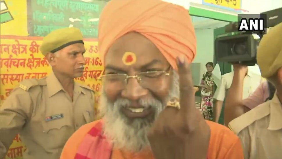 वोट डालने के बाद बोले साक्षी महाराज, 'फिर होगी BJP की जीत, विपक्षी फुके हुए कारतूस की तरह'