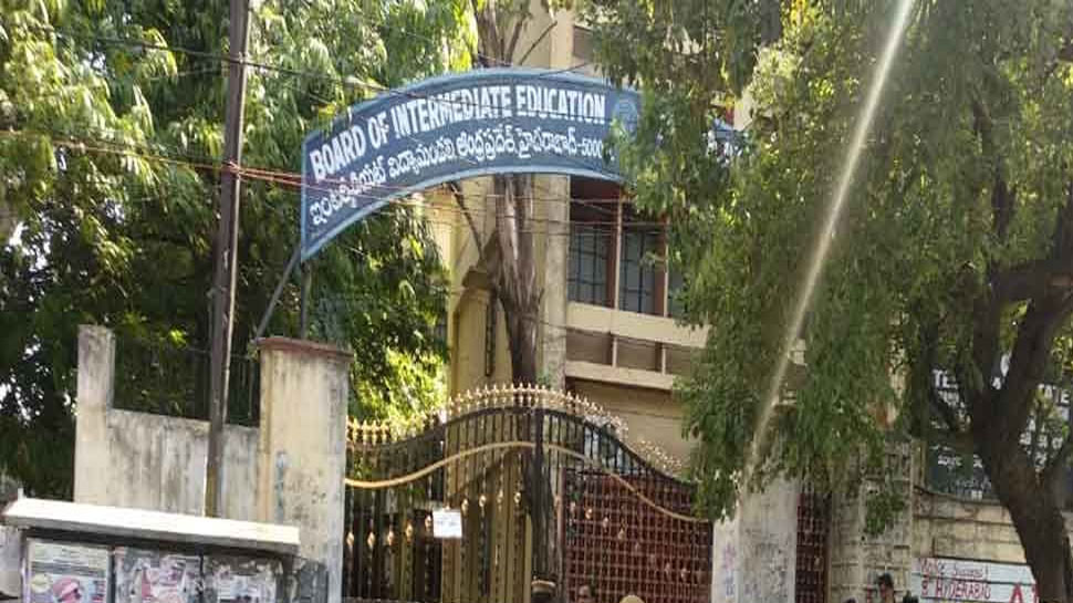 स्टूडेंट को मिलने थे 99 नंबर, लेकिन दे दिया '0', स्कूल ने टीचर को नौकरी से निकाला स्टूडेंट को मिलने थे 99 नंबर, लेकिन दे दिया '0', स्कूल ने टीचर को नौकरी से निकाला