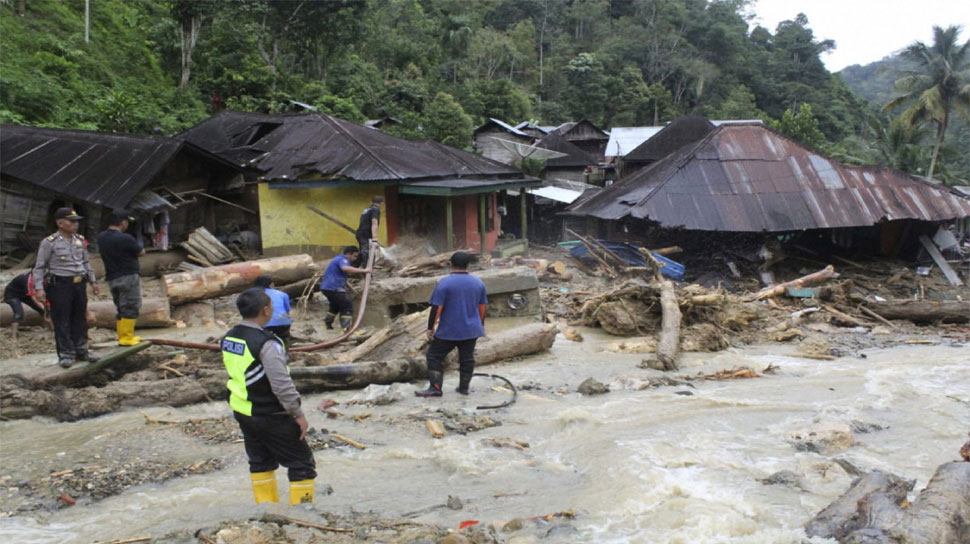 इंडोनेशिया में बाढ़ से 29 लोगों की मौत, दर्जनों लापता
